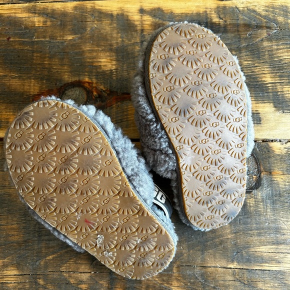 UGG toddler yeah fluff slides - Picture 3 of 3
